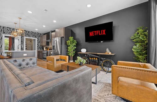 Talbot's Corner Villa | Bachelor’s Dream Pad - 4BR w/Game Room & Rooftop!