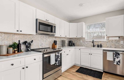 Nashville House | Backstage Bungalow- Cozy 3BR Retreat in The Nations + Near Downtown