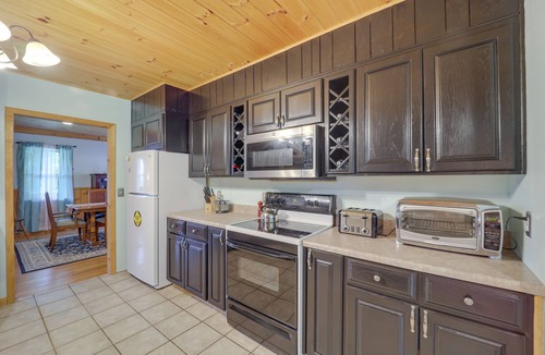 Bakersville House | Bakersville Retreat w/Deck, Fire Pit & Grill!