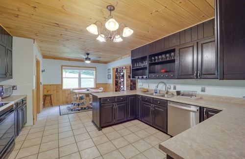 Bakersville House | Bakersville Retreat w/Deck, Fire Pit & Grill!