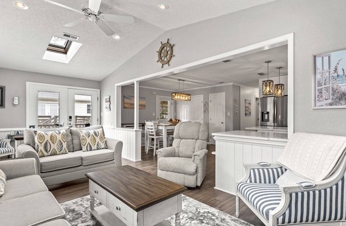 Nags Head House | Barefoot Bliss: Dog friendly, Beach Club Access, Short Walk to Beach
