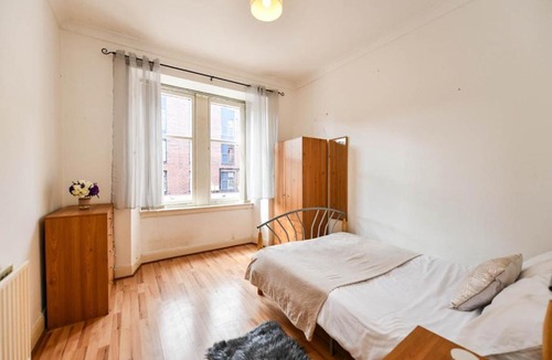 North West Apartment | Basic Three Bedroom Flat West End