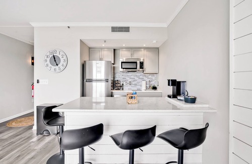 Wilmington Historic District Condo | Battleship Sunset on Water Street! River View! Free parking!