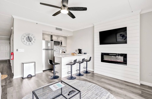 Wilmington Historic District Condo | Battleship Sunset on Water Street! River View! Free parking!