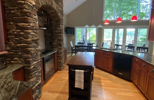 Catawba House | Bay Head Cove - Peaceful 5 bedroom lakefront home on private cove with boat dock