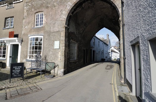 Flookburgh House | BAY VIEW COTTAGE, family friendly, with open fire in Flookburgh