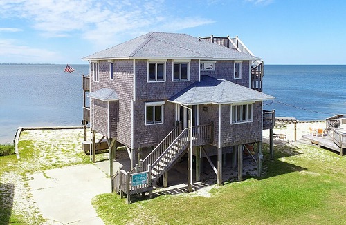 Brigands' Bay House | Baywatch - Fresh 3 Bedroom SoundFront Home in Frisco