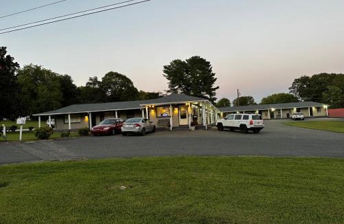 Mount Airy Hotel | Bea's Parkway Inn