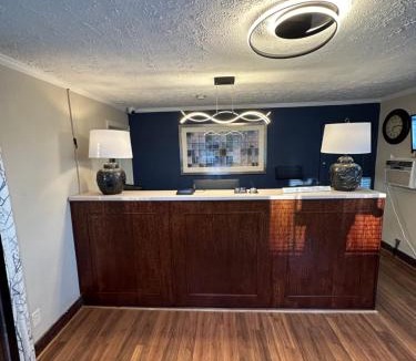 Mount Airy Hotel | Bea's Parkway Inn