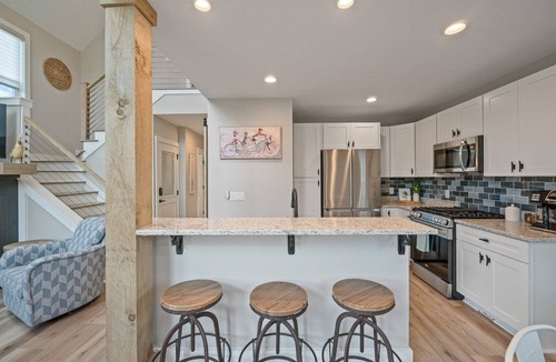 Rhodhiss Cottage | Beach cottage on the Catawba River with lots of outdoor space!