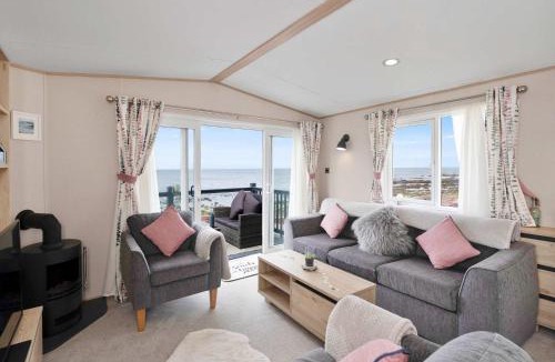 Cockburnspath House | Beachfront 2BR Lodge - Wi-Fi - Parking - Sleeps 6