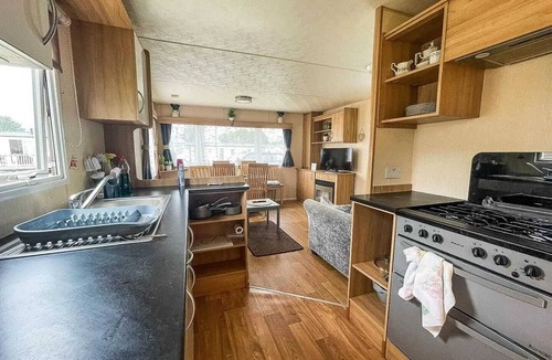 Clacton-on-Sea Cabin | Beachfront 3-Bed Caravan- Pool, Bar & Beach Steps Away
