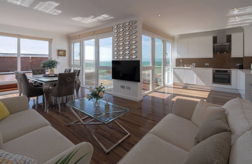 Brighton City Centre Cottage | BEACHFRONT PENTHOUSE, family friendly, with pool in Brighton