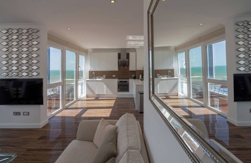 Brighton City Centre Cottage | BEACHFRONT PENTHOUSE, family friendly, with pool in Brighton