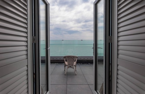 Selsey House | Beachfront Retreat| Panoramic Sea View| Spa tub Pool Sauna Fire| Sleeps up to 22
