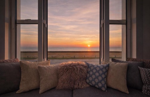 Littlestone-on-Sea Apartment | Beachfront Studio with Sea Views & AC, The Compact Coastal Crib