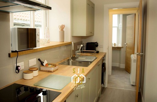 Cullen House | Beachside Cottage - SJA Stays - Modern 3 Bedroom