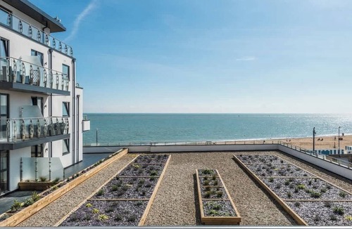 Ramsgate Apartment | Beachside-New! Central, sea views & parking