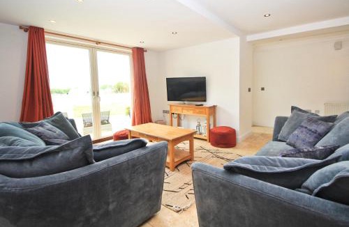 Treyarnon House | BEACHSIDE SPACIOUS apartment, private garden