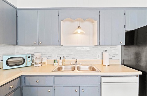 Wake County House | "Beachy" Getaway - Cozy and Secluded Lodge Home