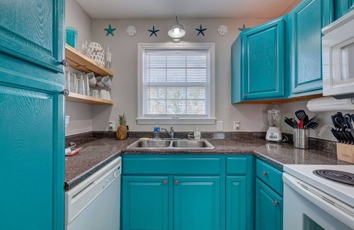 Tranquil Harbour Cottage | Beachy Keen ~Charming Dog Friendly Cottage-Walk to Beach! Sleeps 6