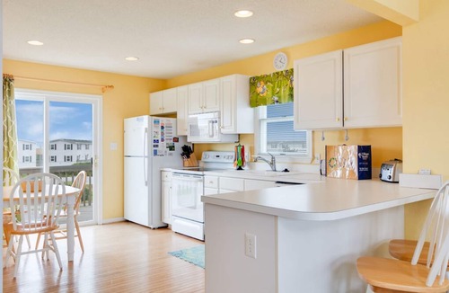 Nags Head House | Beagle By The Sea: Oceanside, Shared Pool, Hot Tub