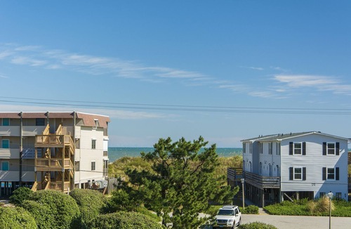 Nags Head House | Beagle By The Sea: Oceanside, Shared Pool, Hot Tub