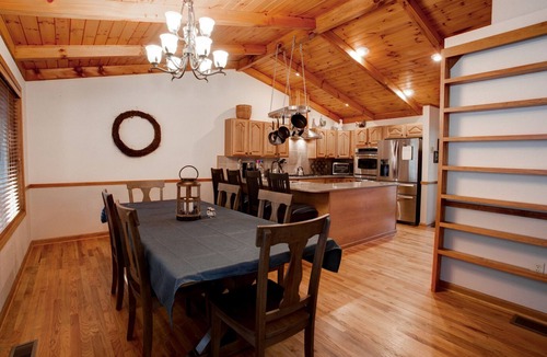 Horse Shoe Cabin | Bear Bottom Cabin | Spacious 3 BR Cabin Just Outside Asheville!