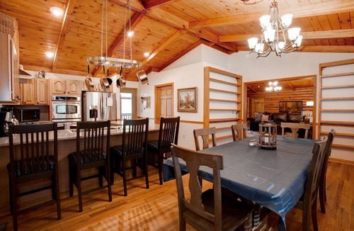 Horse Shoe Cabin | Bear Bottom Cabin | Spacious 3 BR Cabin Just Outside Asheville!
