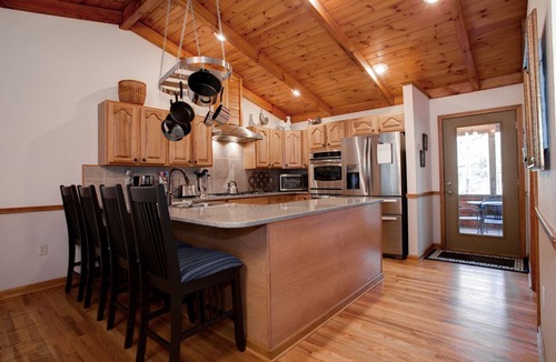 Horse Shoe Cabin | Bear Bottom Cabin | Spacious 3 BR Cabin Just Outside Asheville!