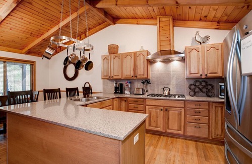 Horse Shoe Cabin | Bear Bottom Cabin | Spacious 3 BR Cabin Just Outside Asheville!