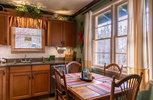 Blowing Rock Cabin | Bear Bungalow - 1 mile from Main Street Blowing Rock! Hot Tub - Pet Friendly - Fenced In Yard