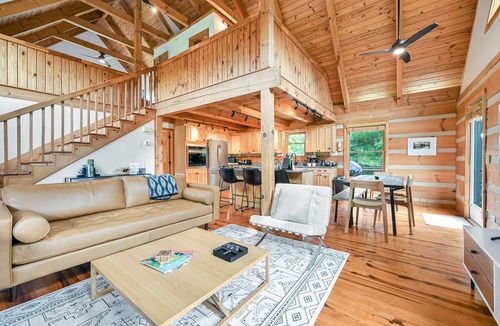 Tryon Cabin | Bear Creek Cabin- 8 mi to TIEC, Hot Tub, Sleeps 7 - Pet Friendly