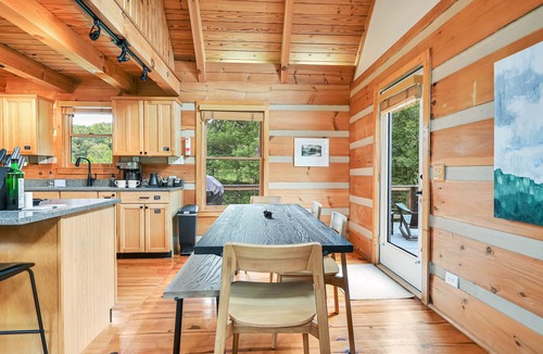 Tryon Cabin | Bear Creek Cabin- 8 mi to TIEC, Hot Tub, Sleeps 7 - Pet Friendly