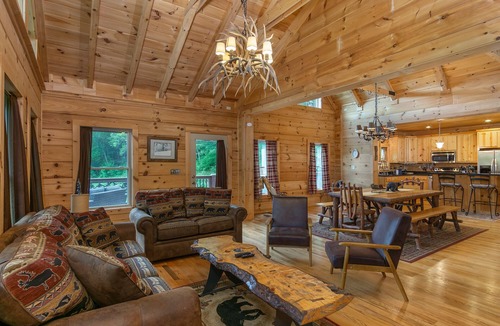 Burnsville Cabin | Bear Creek Cabin! Hot Tub+Fire Pit, Fireplace, Mtn Lodge, Private, WiFi, Grill!