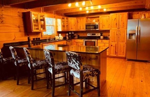 Todd Cabin | BEAR FEET RETREAT, 100 MILE VIEWS, HOT TUB, 4 BEDROOMS, sleeping loft SLEEPS 22