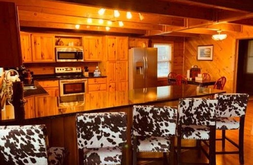 Todd Cabin | BEAR FEET RETREAT, 100 MILE VIEWS, HOT TUB, 4 BEDROOMS, sleeping loft SLEEPS 22
