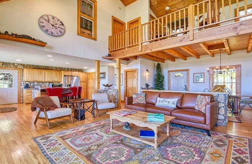 Waynesville House | Bear Hug Inn at Gated Smoky Mountain Retreat Community