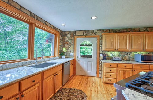 Waynesville House | Bear Hug Inn at Gated Smoky Mountain Retreat Community