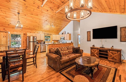 Waynesville Cabin | Bear Pause-Updated cabin in Waynesville, NC; close to Maggie Valley & Asheville.