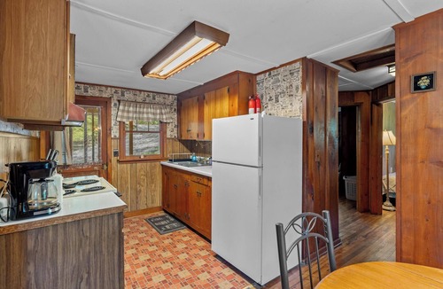 Scaly Mountain Cabin | Bear Ridge Cabin. HOT TUB Just Added! Cozy & Secluded. Close to Highlands, NC.