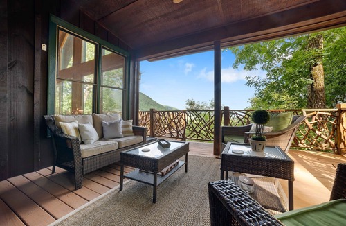 Sapphire House | Bearadise - A picture perfect view!