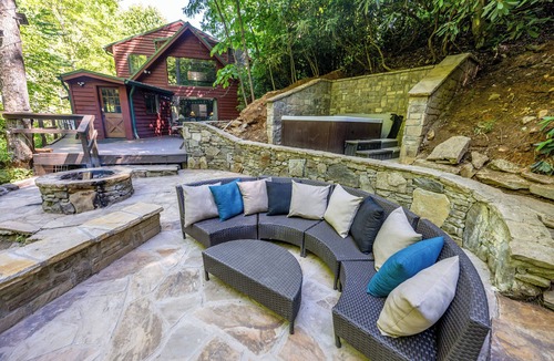 Franklin Cabin | 'Bearadise' Cabin w/Hot Tub at Hidden Gem Falls!