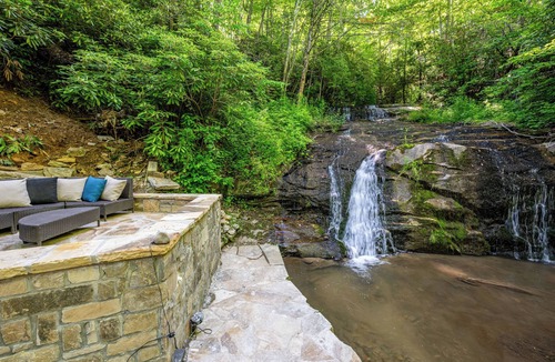 Franklin Cabin | 'Bearadise' Cabin w/Hot Tub at Hidden Gem Falls!