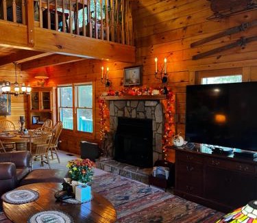 Valley Creek Run House | BearHavencabinfun 3 story Log Cabin Mountain View,Hot Tub, sleeps 10