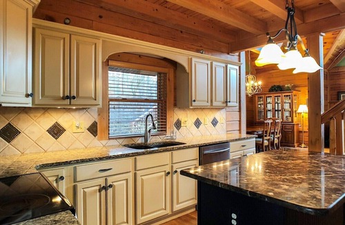 Sunset Cove Cabin | Bearmoon - King beds~WiFi-log cabin-dog friendly-sleeps 10