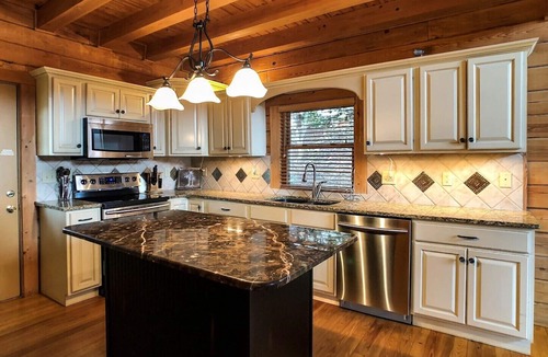 Sunset Cove Cabin | Bearmoon - King beds~WiFi-log cabin-dog friendly-sleeps 10
