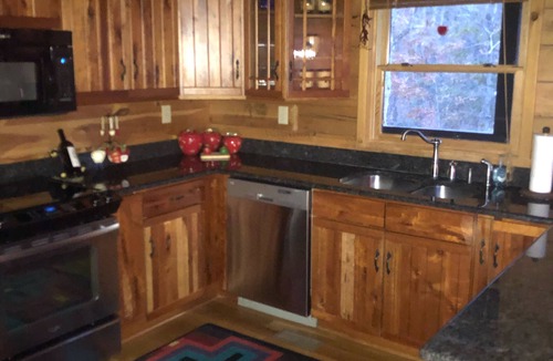 Skyland Cabin | BEARWALLOW DEN -NEAR ASHEVILLE - HENDERSONVILLE LUXURY MOUNTAIN CABIN - 2 KING
