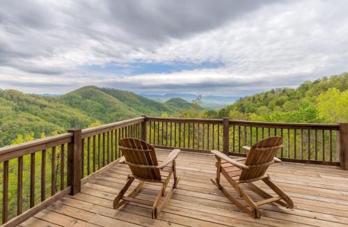 Franklin House | Beary Cozy Cabin! Incredible views, hot tub, games, and more!