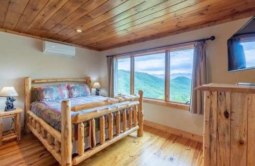 Franklin House | Beary Cozy Cabin! Incredible views, hot tub, games, and more!